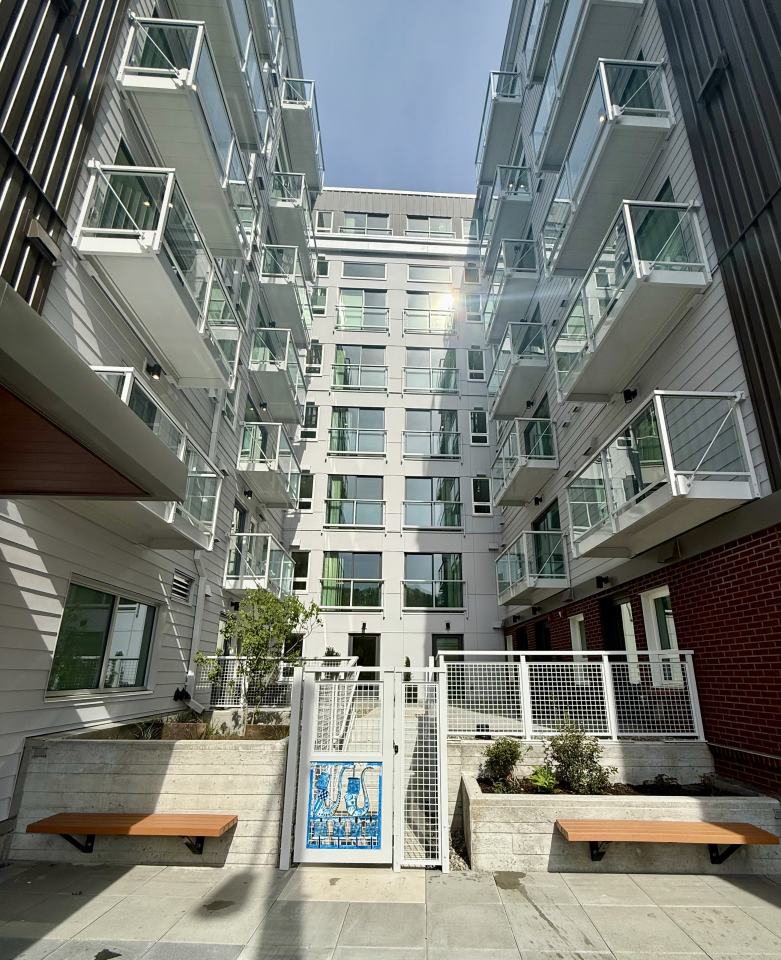 900 Rainier Image 30
