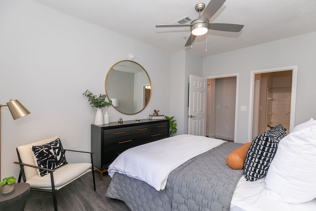 Deerfield Village Apartments Image 9