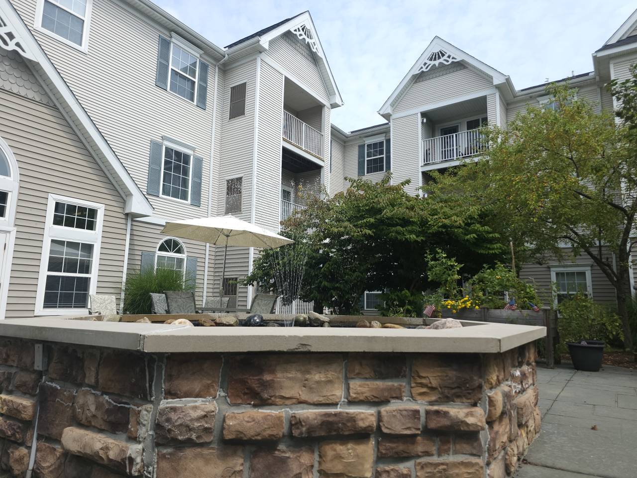 Oakhaven Manor - Senior Living Image 2