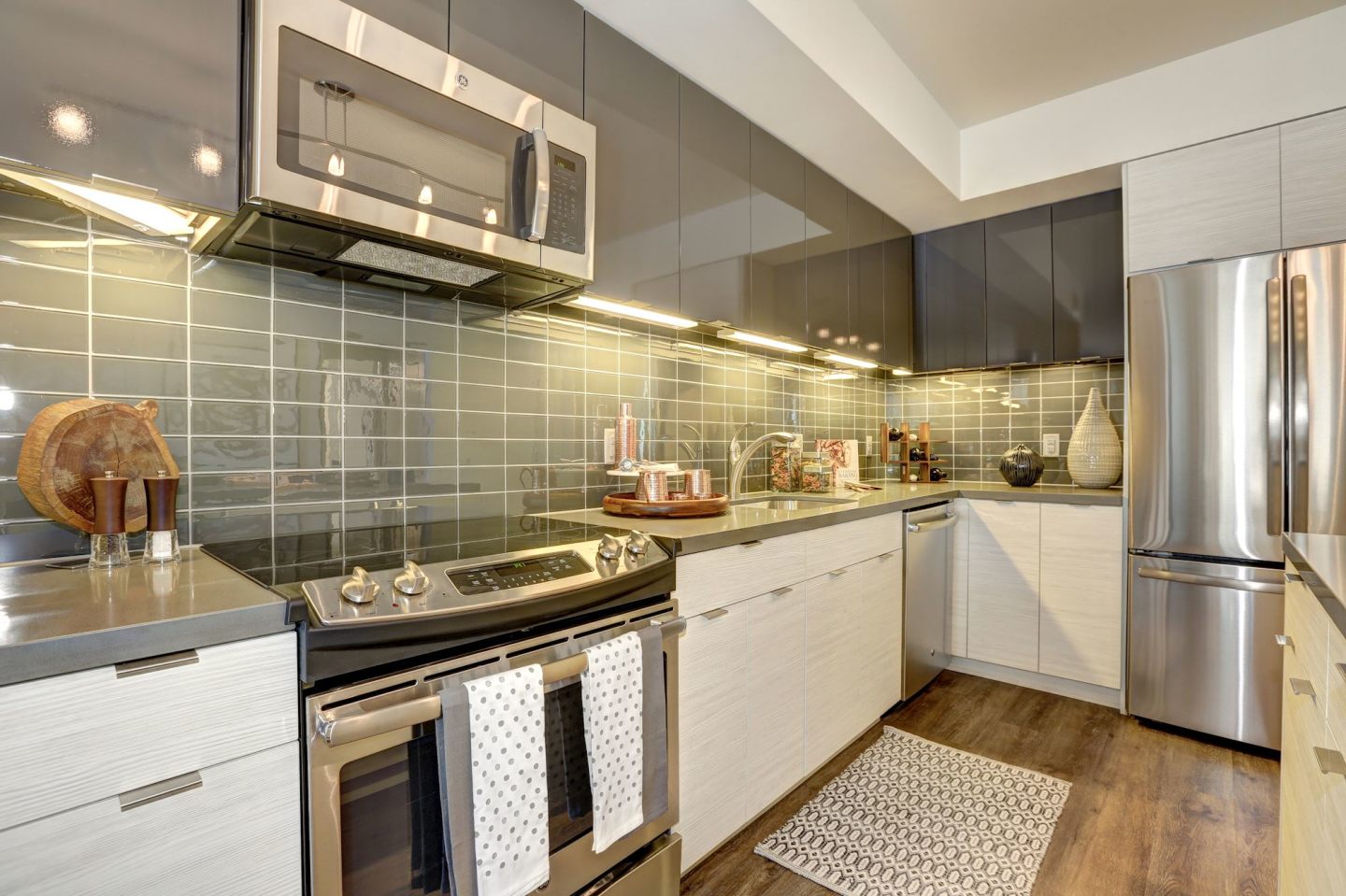 Solaire 7077 Woodmont Image 12