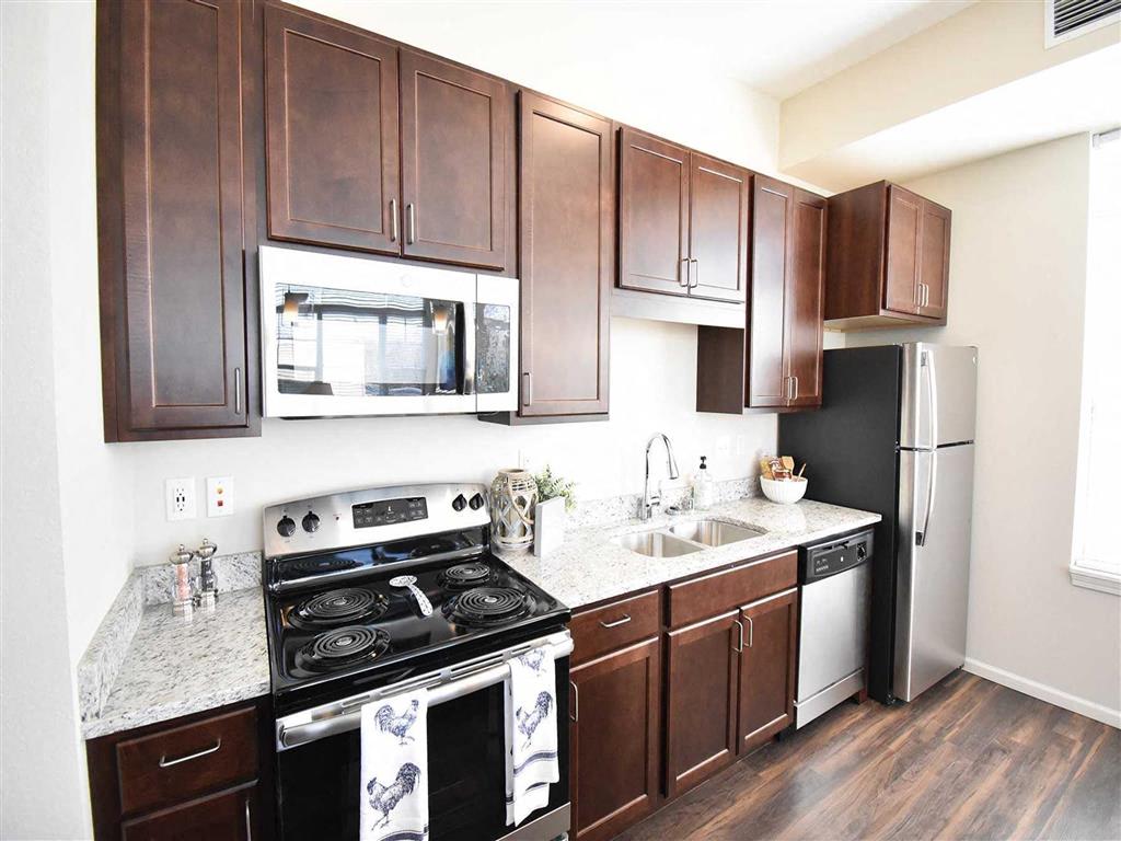 Oaks of Shorewood Apartments - 55+ Active Adult Apartment Homes Image 1