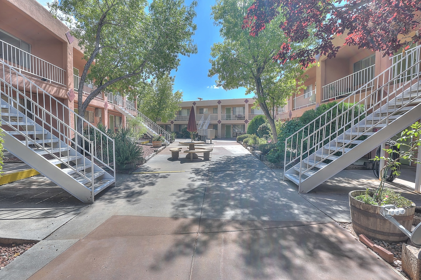 Graceland Plaza Apartments Image 1