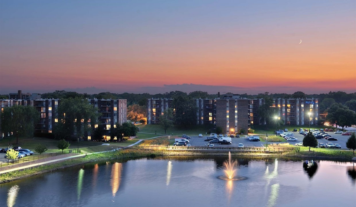 Twin Lake Towers Apartments Image 9