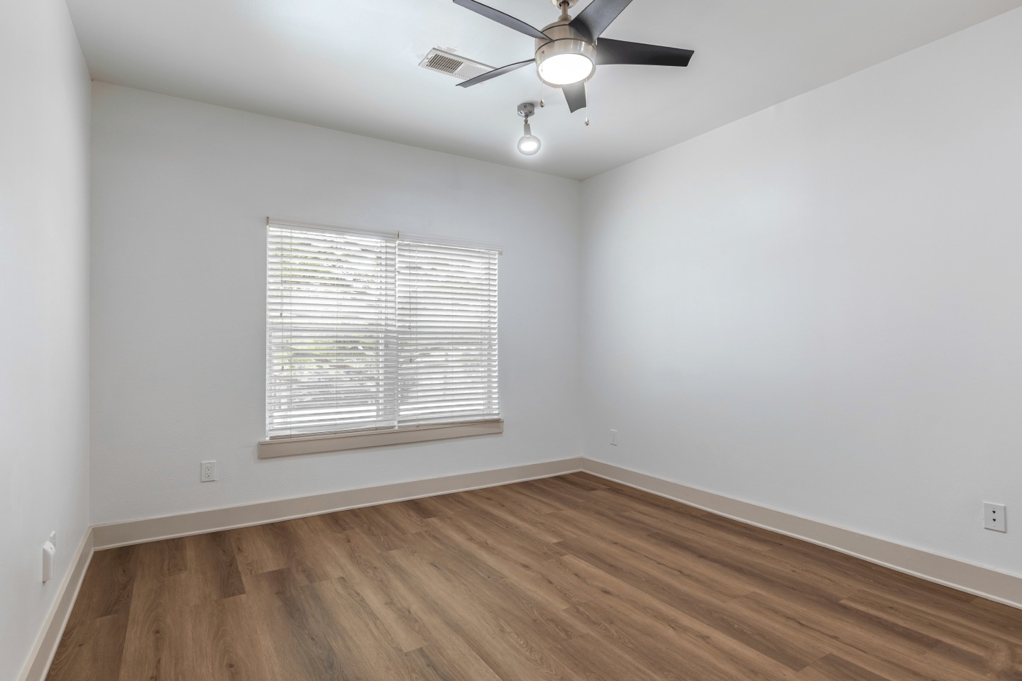 5225 Maple Avenue Image 2