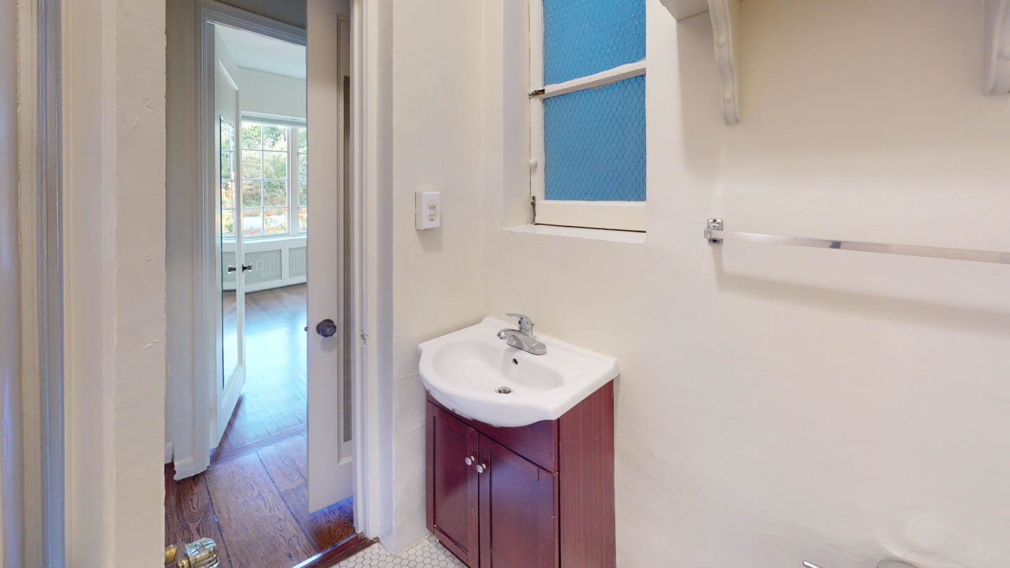 899 Green Street Image 21