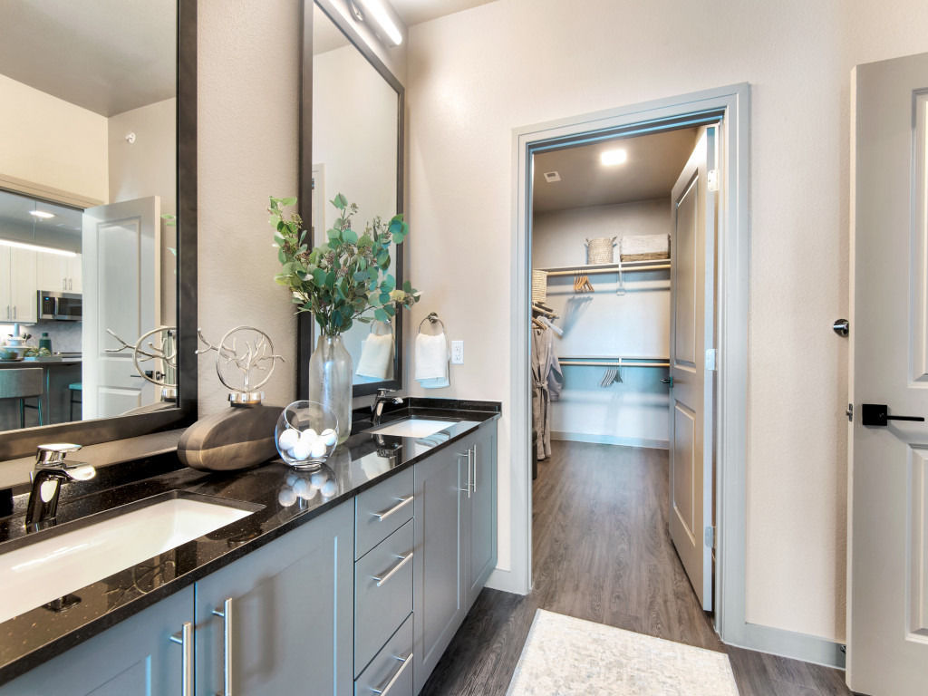 880 Lyn Image 1