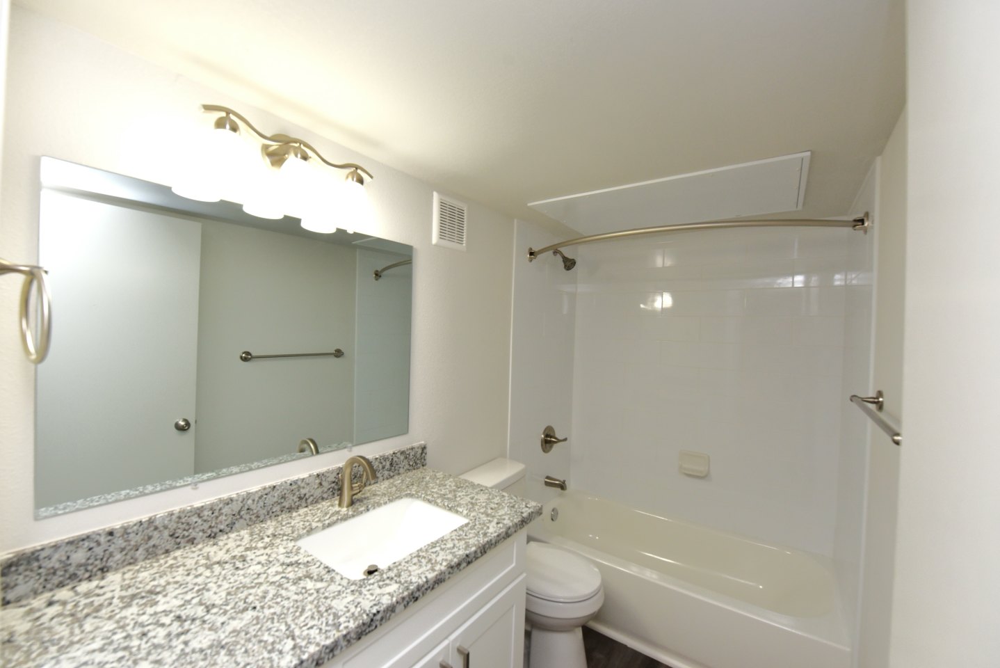 Plaza Square Apartments Image 10