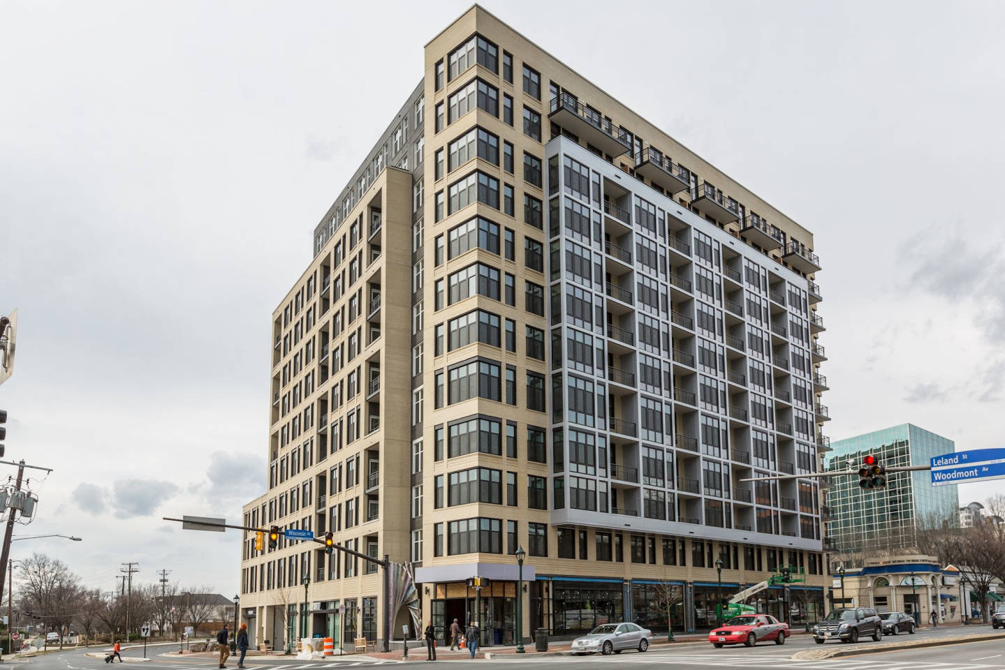 Solaire 7077 Woodmont Image 4