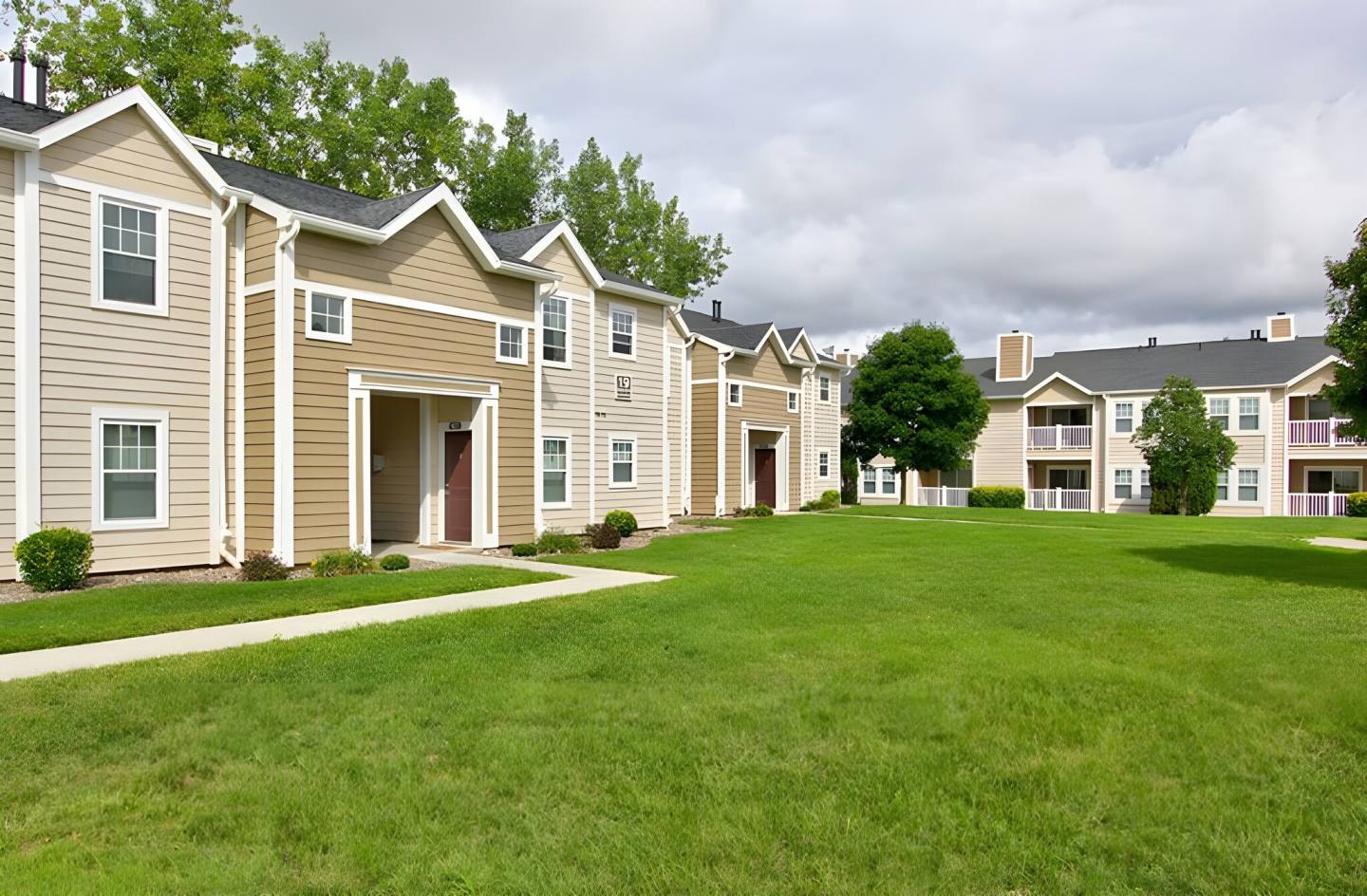 Country Club Manor Apartments Image 10