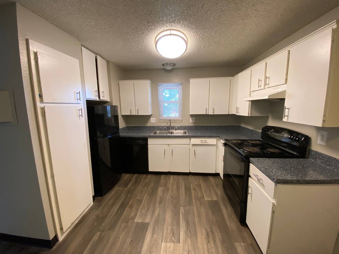 Lakeside Villas Image 1