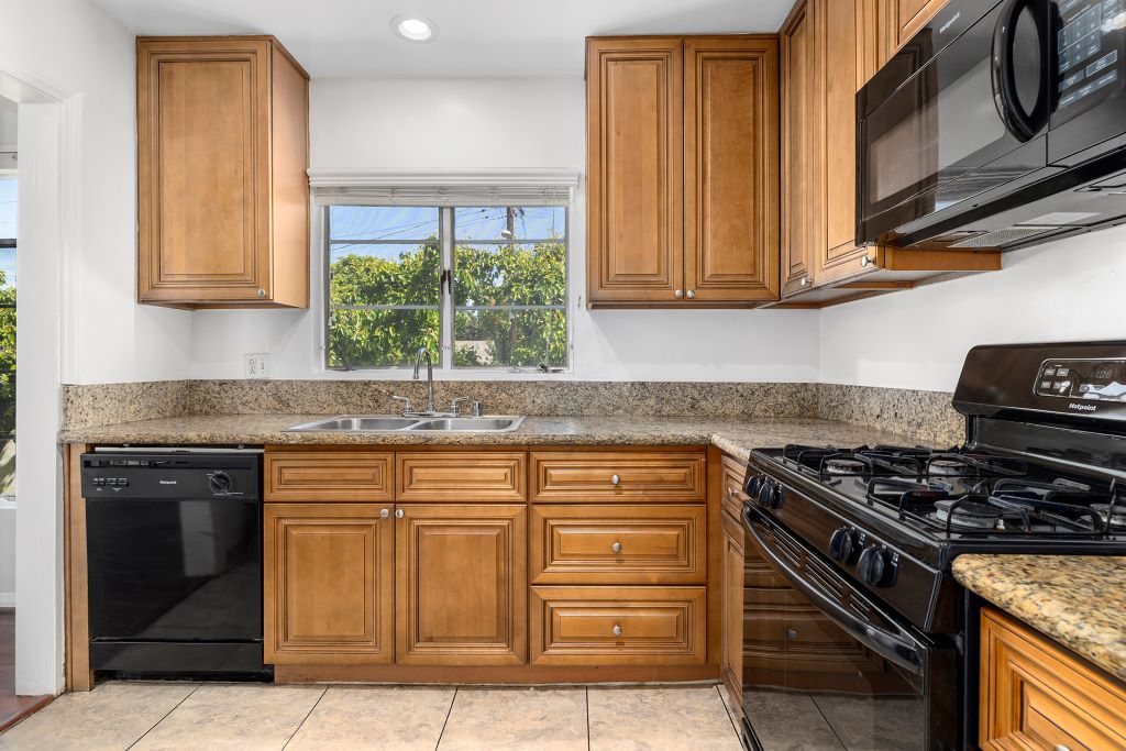 Colonial Manor Image 16