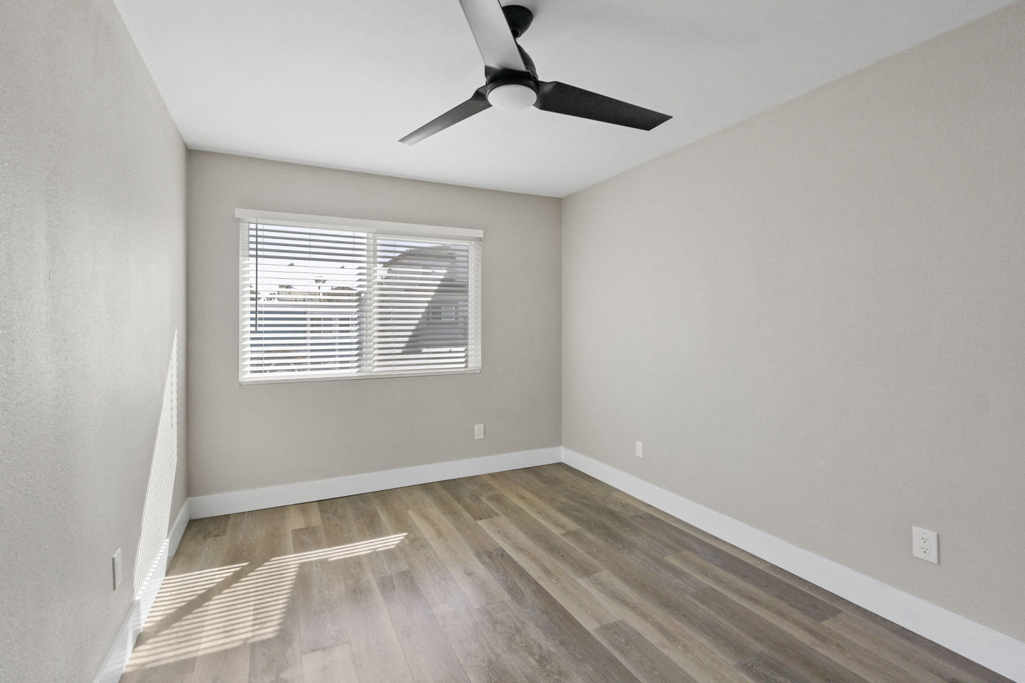 Ocean Breeze Terrace Image 13
