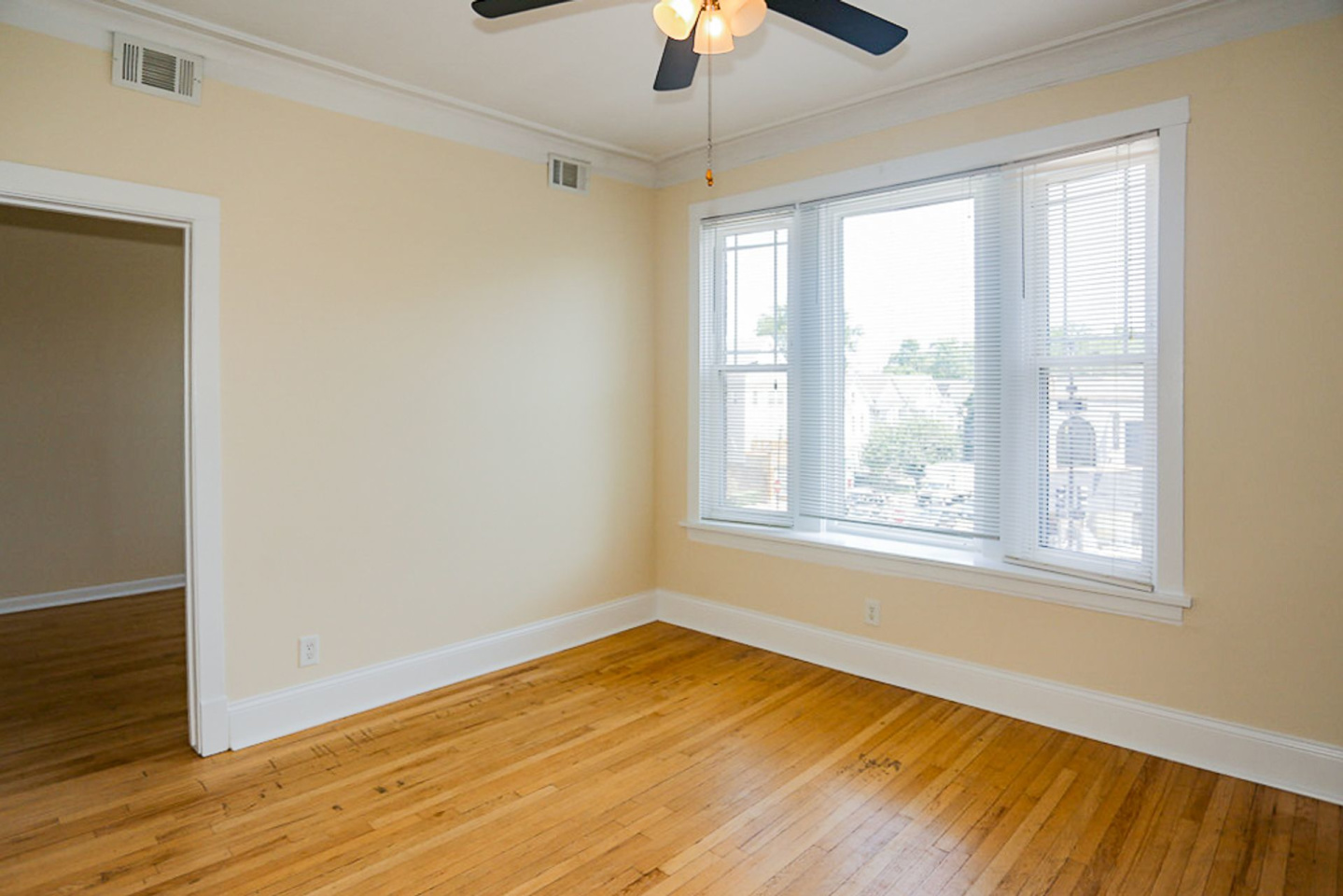 3054-58 N Greenview / 1507-11 W Barry Image 9