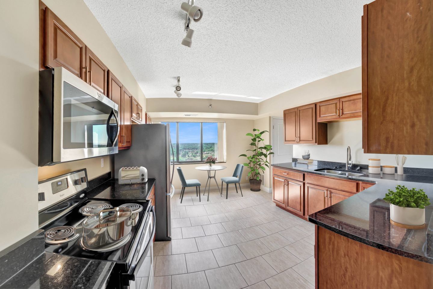 Skyrise Luxury Apartments Image 15