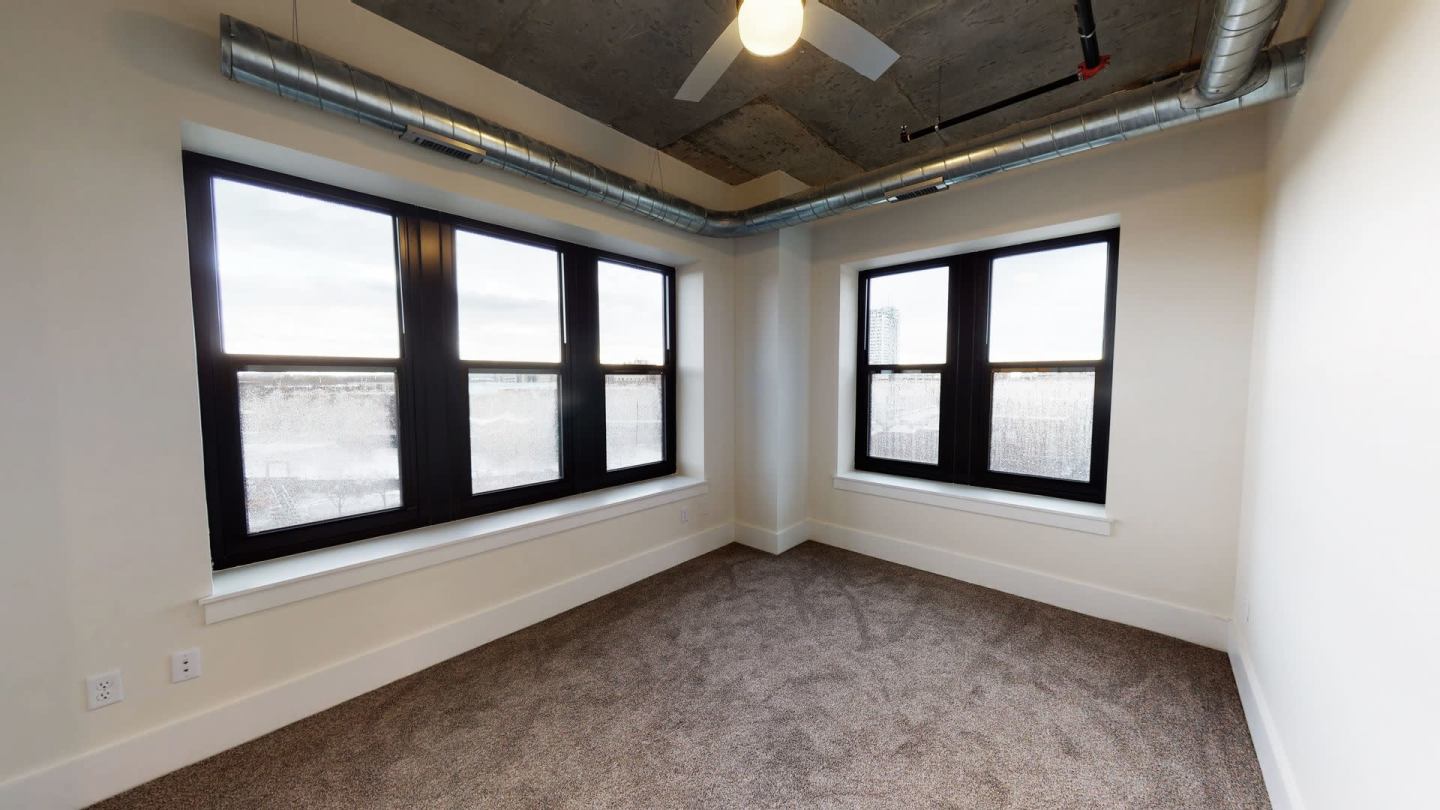 300 East LaSalle Image 38