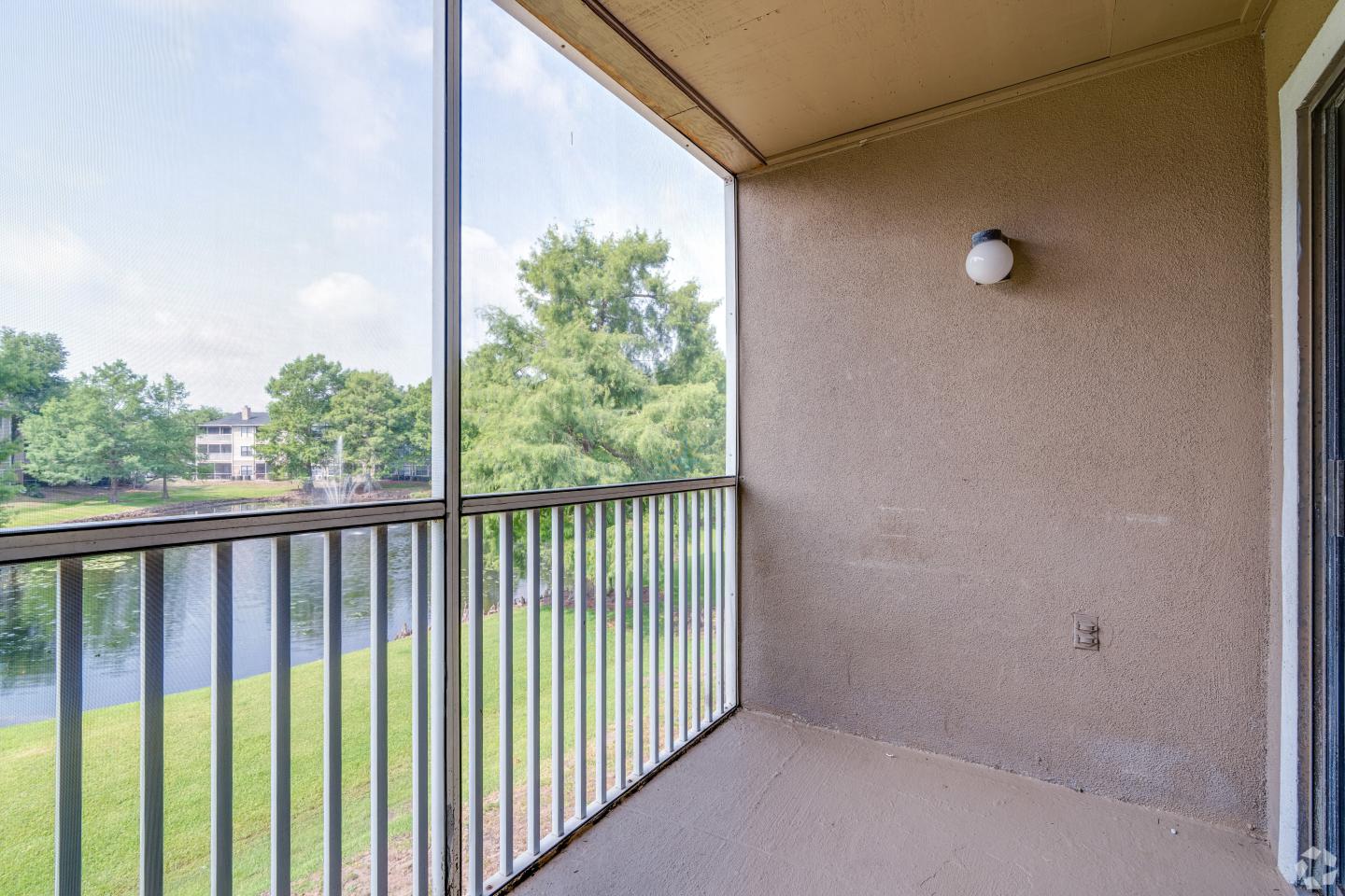 Village Lakes Apartments Image 9