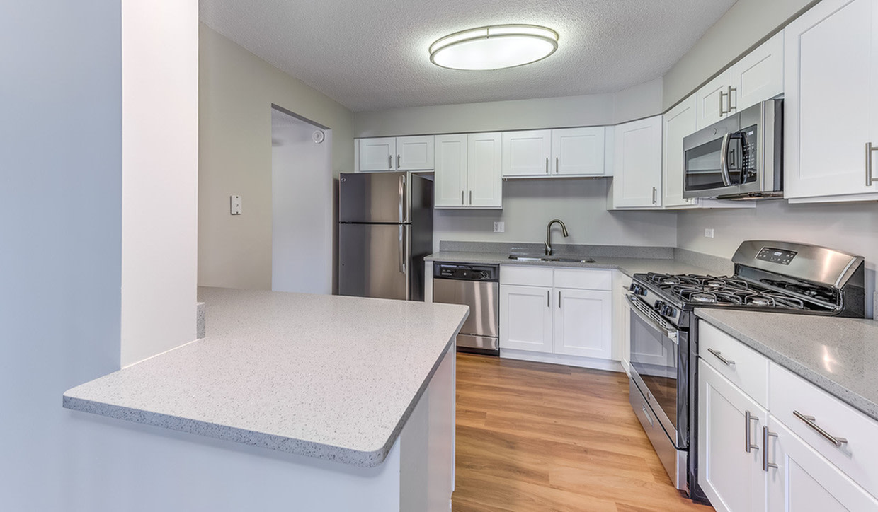 Twin Lake Towers Apartments Image 4