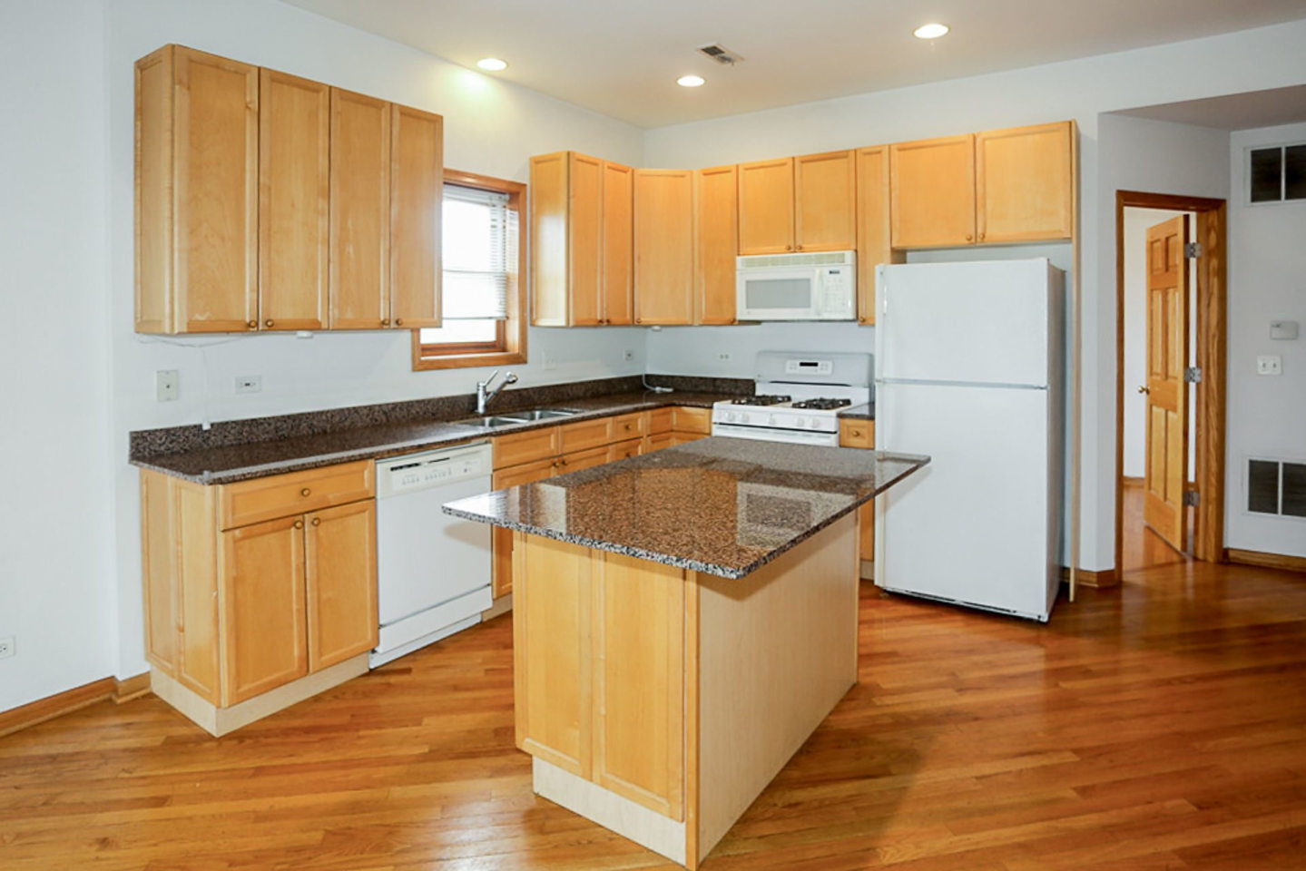 2741 North Southport Ave. Apt. Image 7