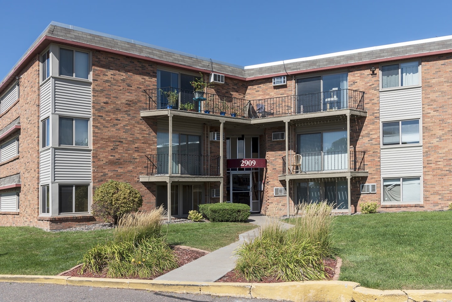 Burgundy & Hillsboro Apartments Image 16