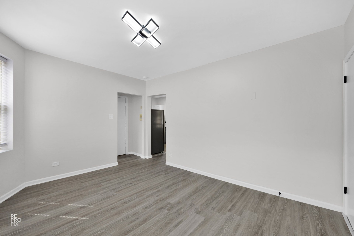 5952-58 W Superior Image 4