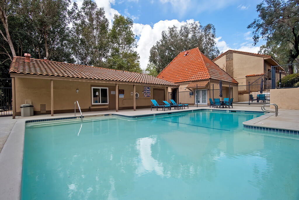 St. Charles Oaks Apartments Image 2