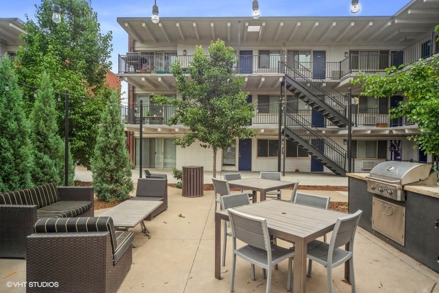 1140-60 S. Bellaire. Image 25