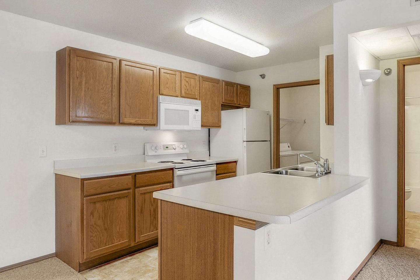 Platinum Valley Apartments Image 3