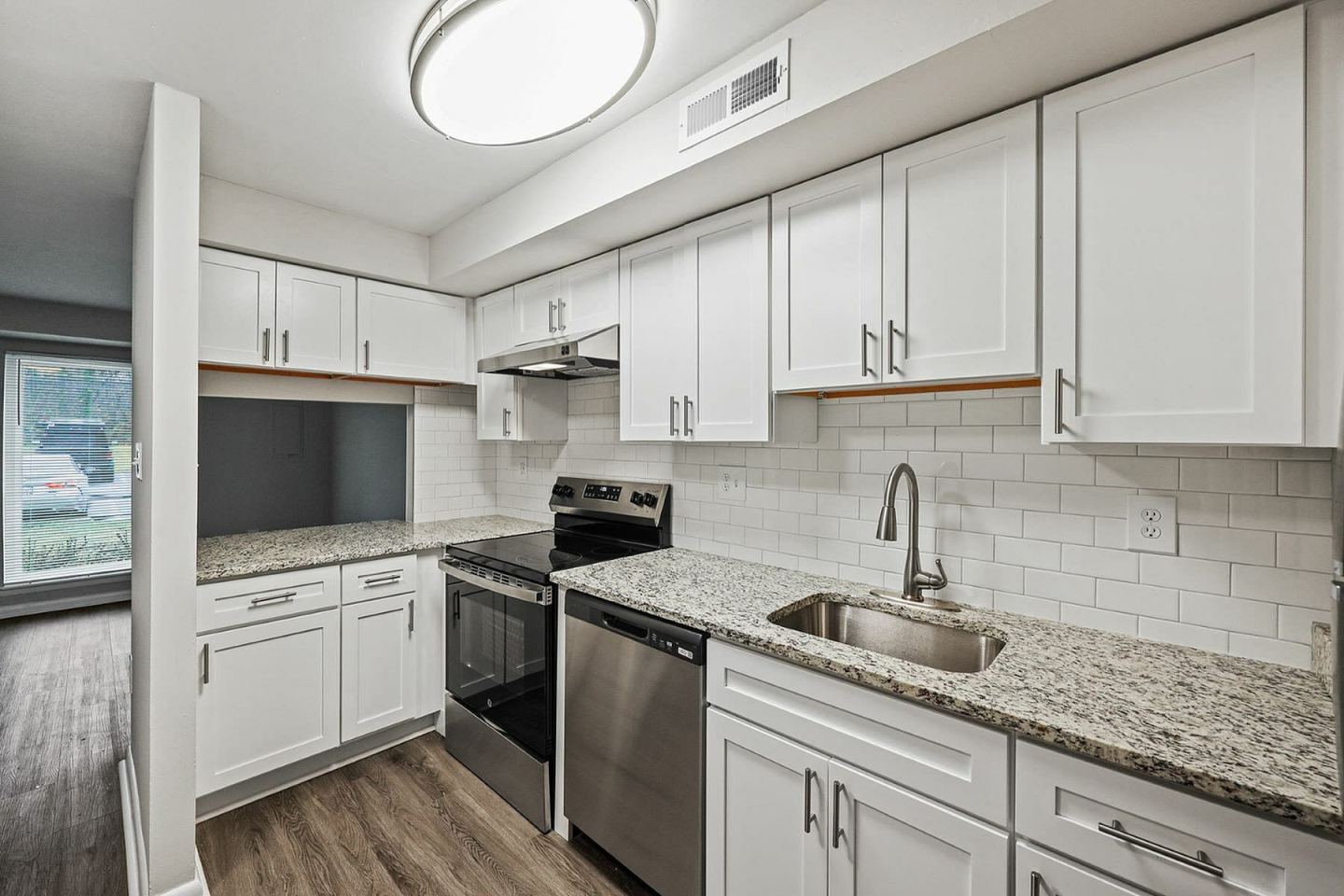 Beacon Pointe Apartments & Townhomes Image 10