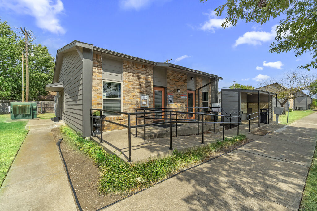 Cleburne Plaza Image 1