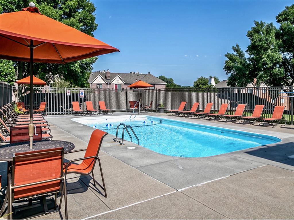 Edgewater Court Apartments Image 12