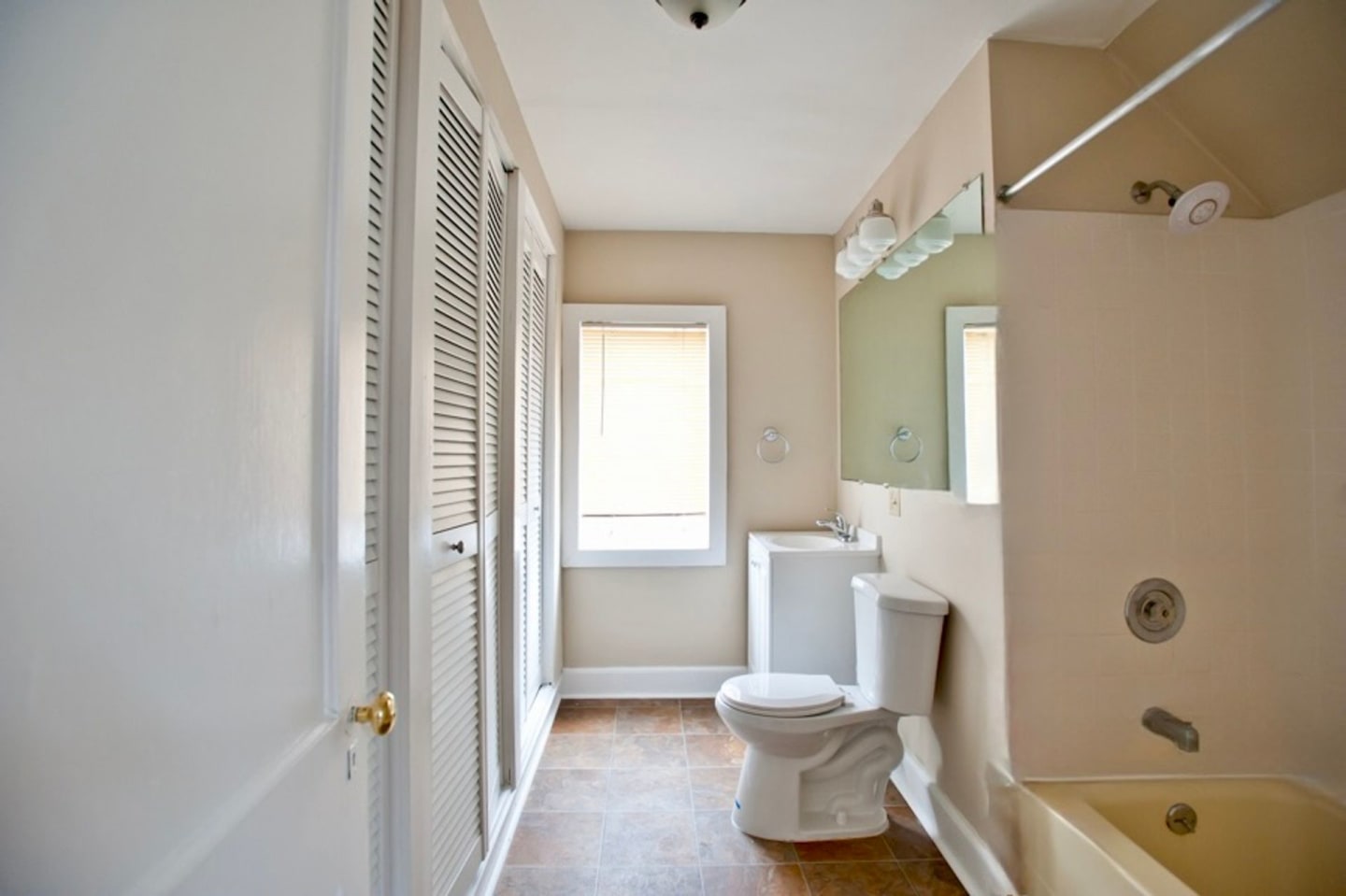 2216 E Ivanhoe Place Image 13