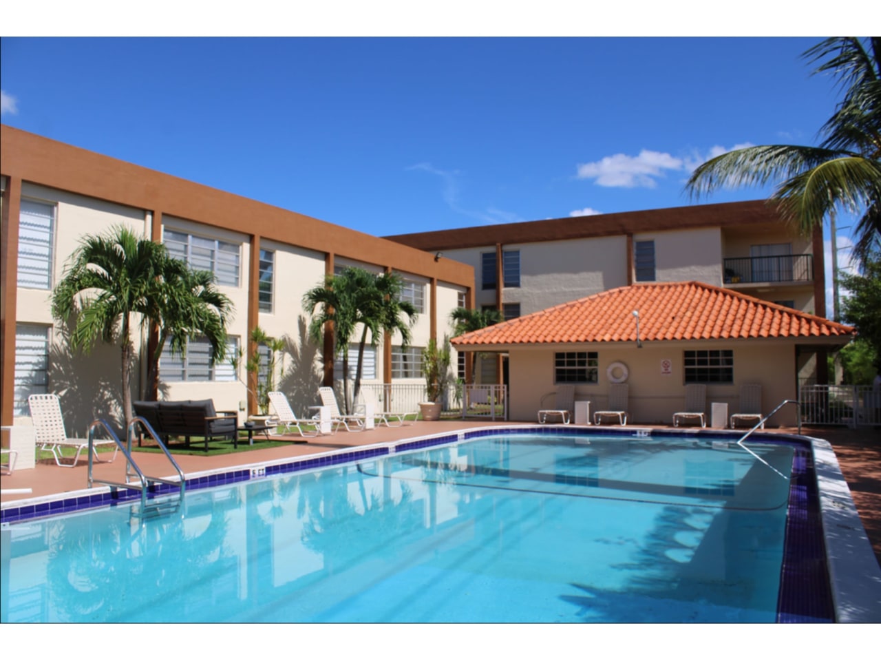Las Brisas Gardens Image 2