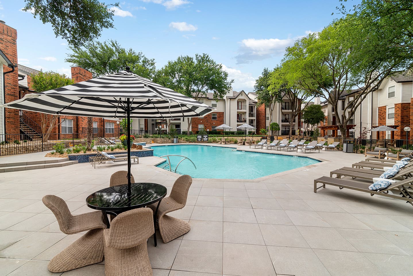 Huntington Glen Apartments Image 16
