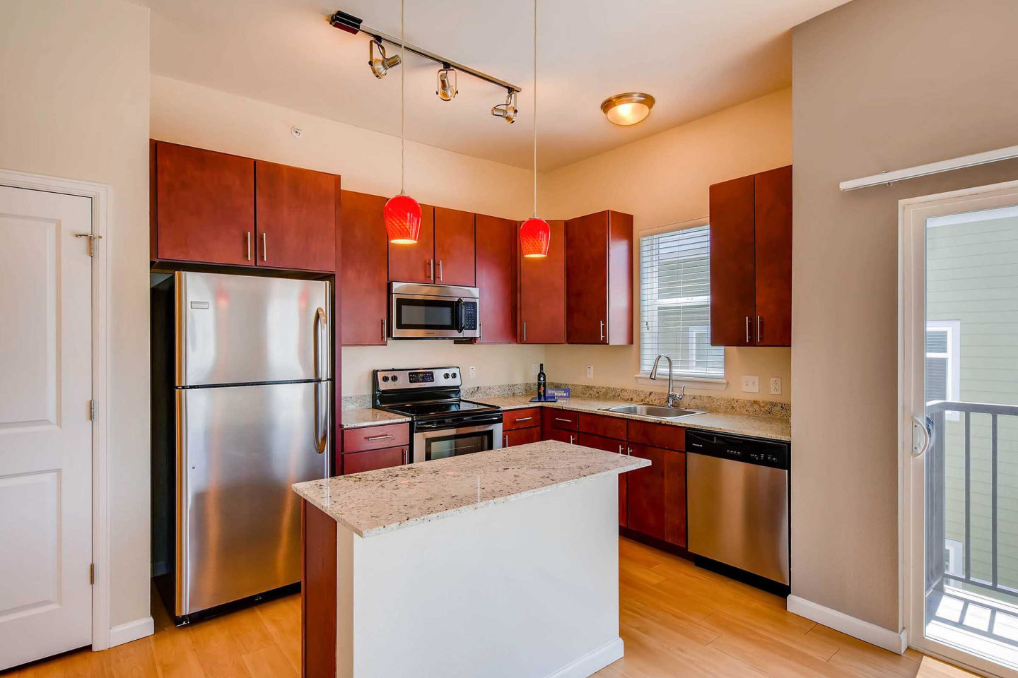 Violet on Broadway Apartment Homes Image 19