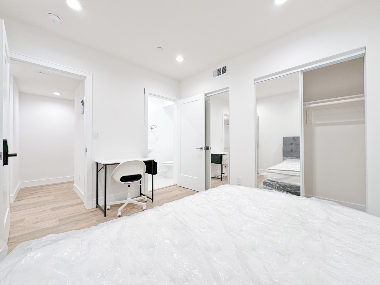 1529-1531 W 35th Pl - Co-Living Image 2