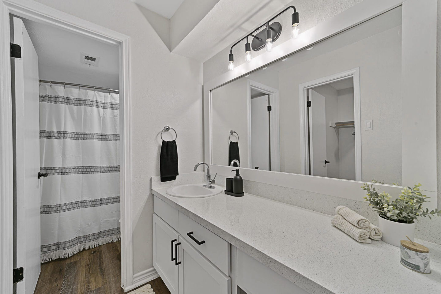 Lakeside Apartments Image 11