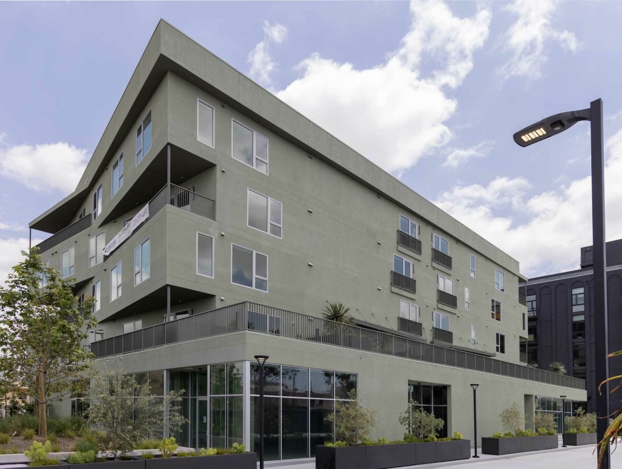 2221 Western Image 25