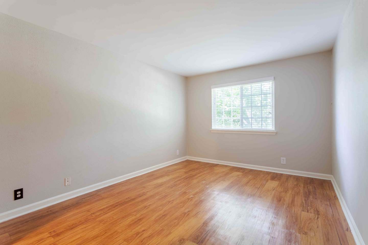 865 Bellevue Image 37