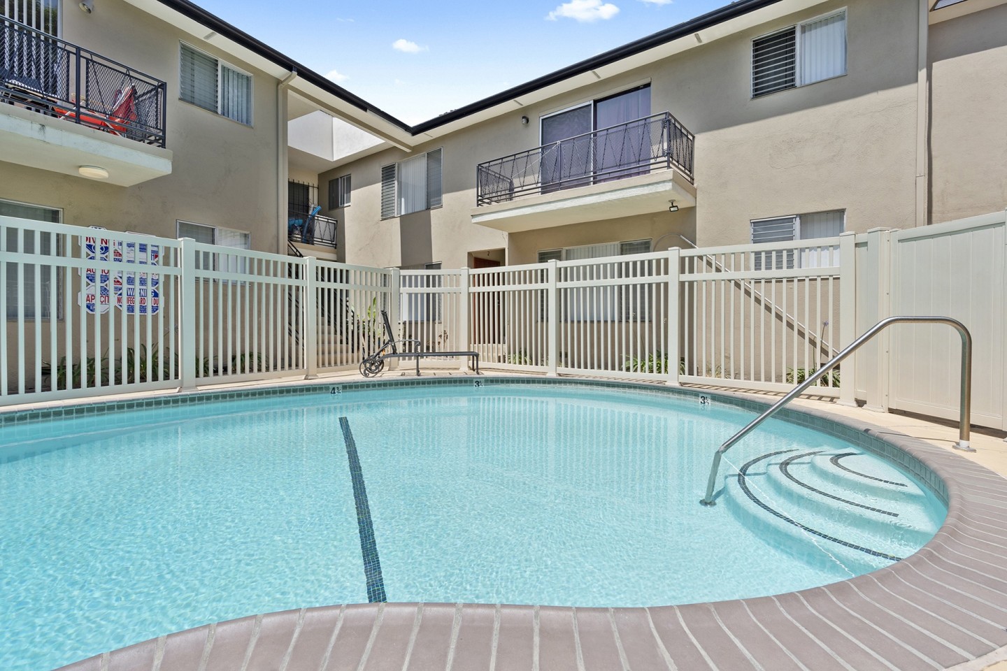 Roxanne Apartments Image 13