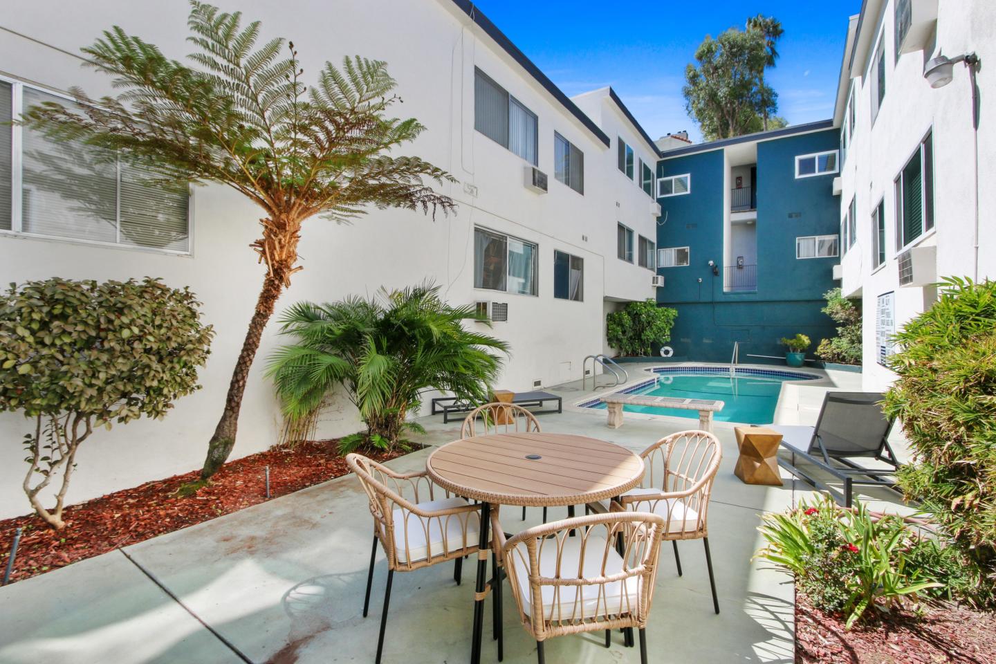 Hollywood Hills Apartments Image 16