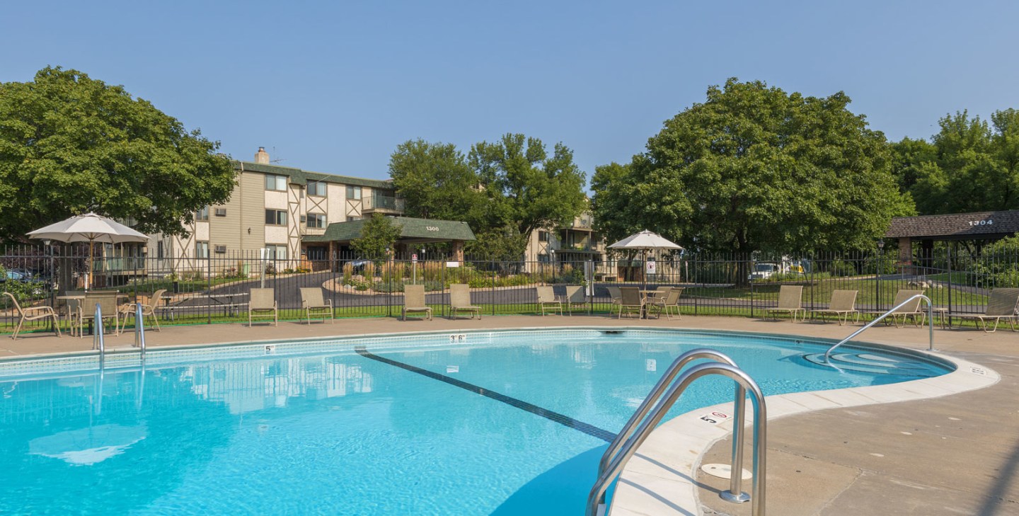 Medicine Lake Apartments Image 12