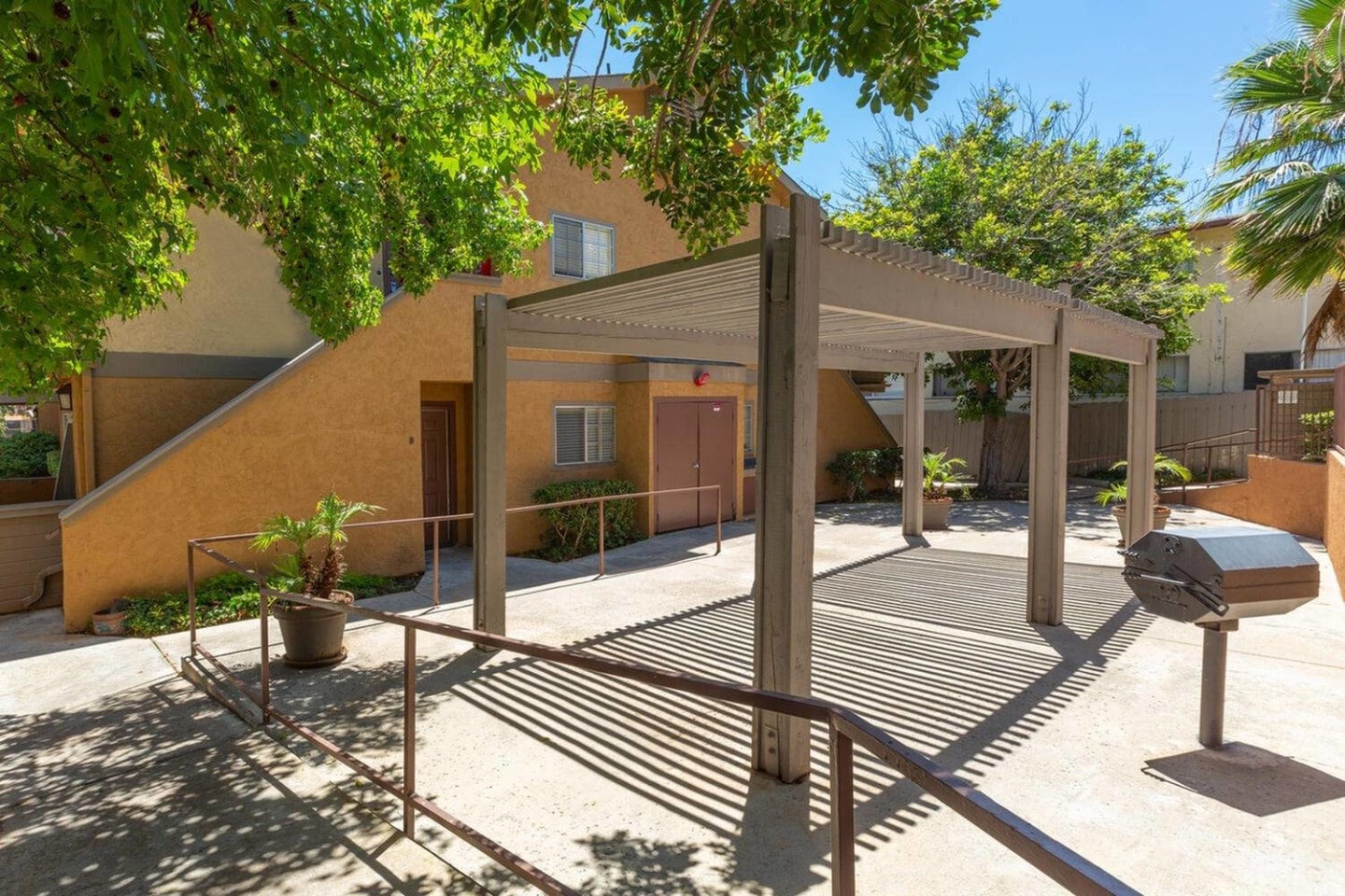 Elán Village Court Apartment Homes Image 4