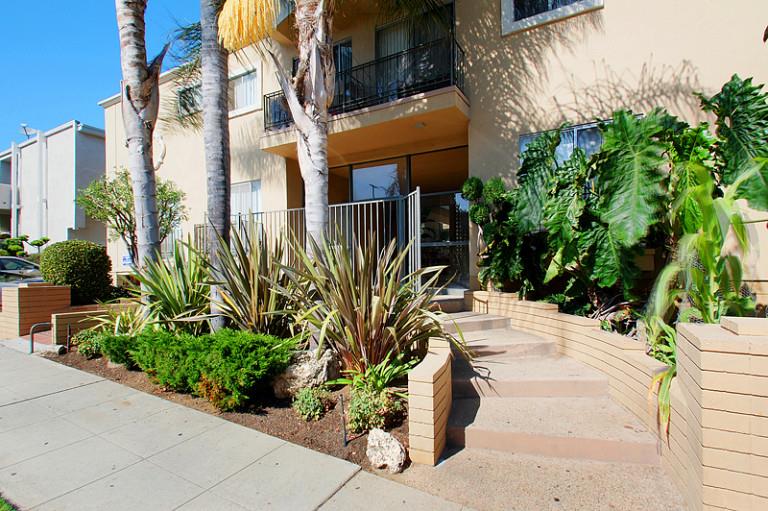 1640 Barry Avenue Image 2