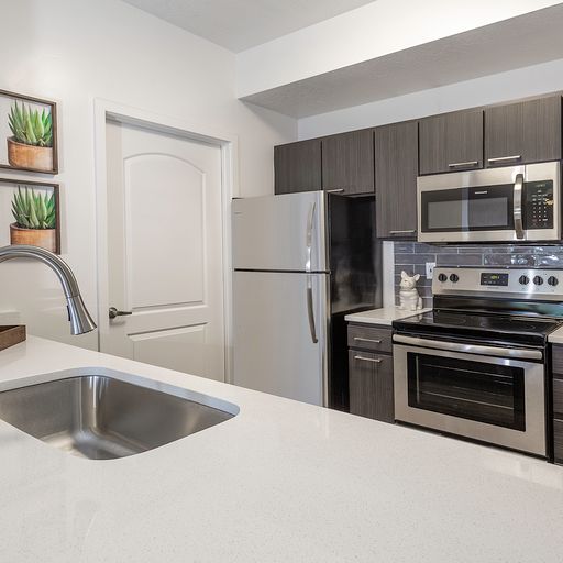 Wilshire Place Apartments Image 7