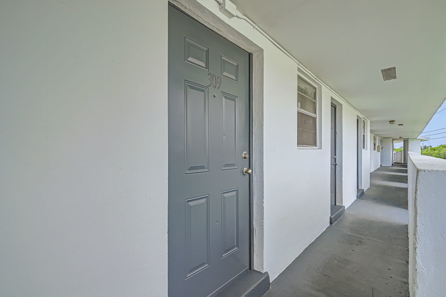 Lakeshore Presidential Apartments Image 9