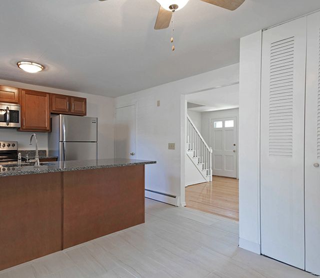 Colonial Village Apartments Image 14