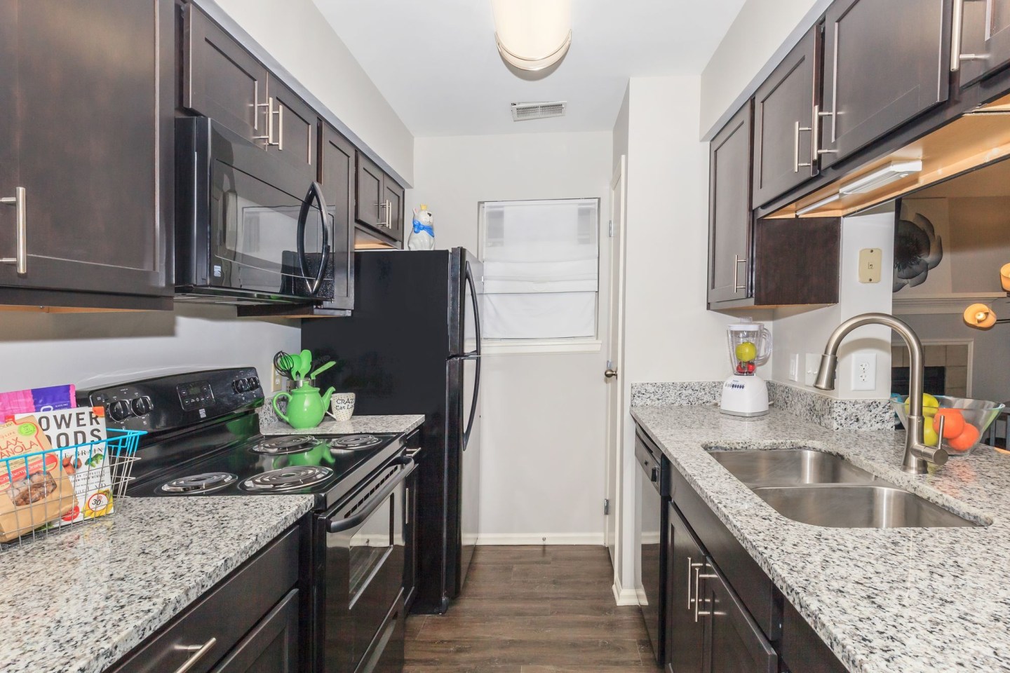 Lakeshore Apartments Image 11