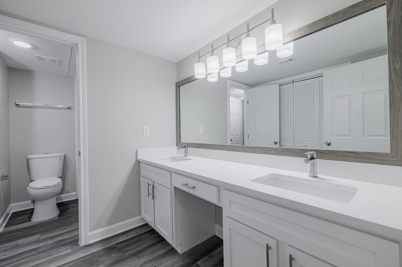 The Village at Bellaire Apartments Image 40