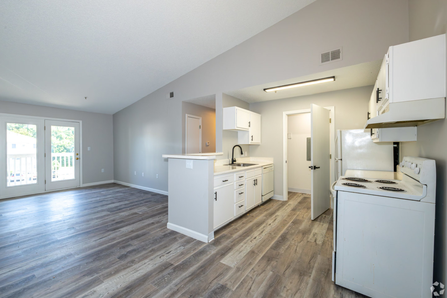 The Landings at Steele Creek Apartments Image 8