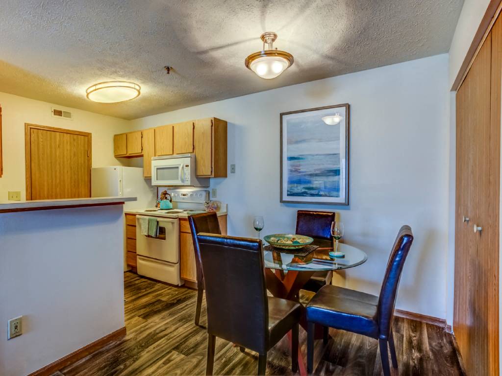 Lake Forest Apartments Image 1
